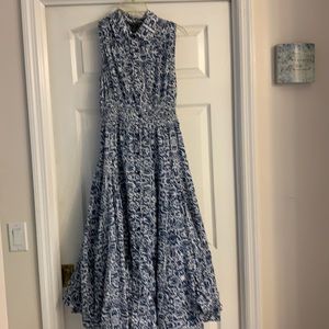 A sleeveless shirt dress